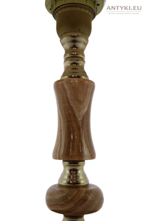 onyksowa lampa vintage na stolik