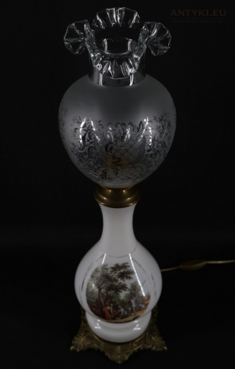 antyczna szklana lampa z kloszem