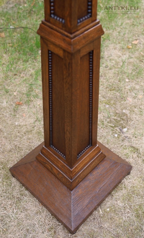 lampa podłogowa z drewnianą kolumną