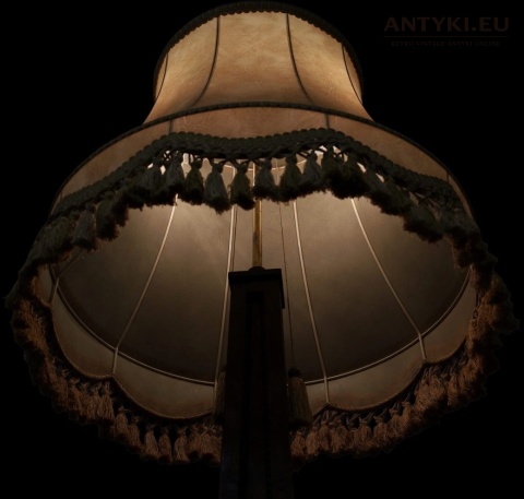 antyczna lampa z abażurem frędzle
