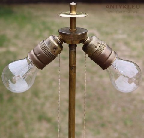 antyczna lampa z dwoma żarówkami