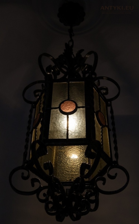 vintage lampa wisząca z witrażem i kutym metalem
