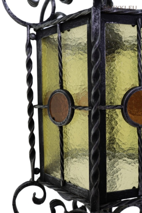 stylowa lampa sufitowa z epoki w zamkowym klimacie