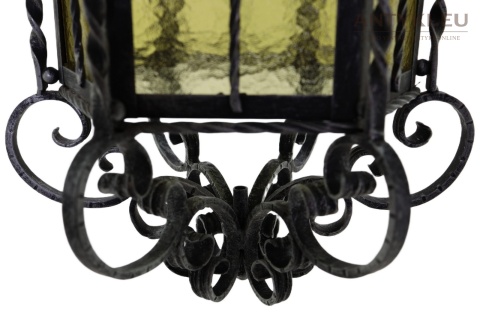 antyczna lampa wisząca witrażowa z kutym stelażem