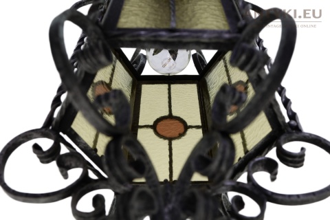 dekoracyjna lampa retro z metalowymi zdobieniami