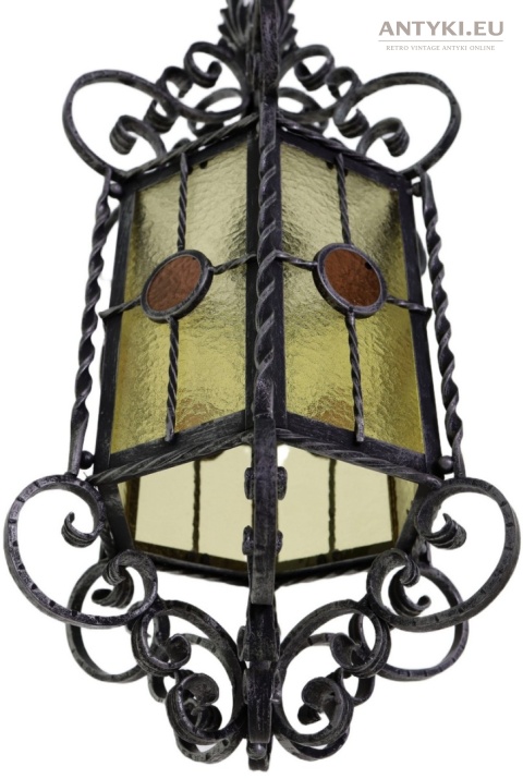 duża lampa witrażowa w stylu rustykalnym i zamkowym