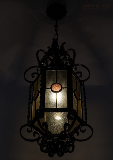 antyczna lampa z epoki z witrażowym szkłem