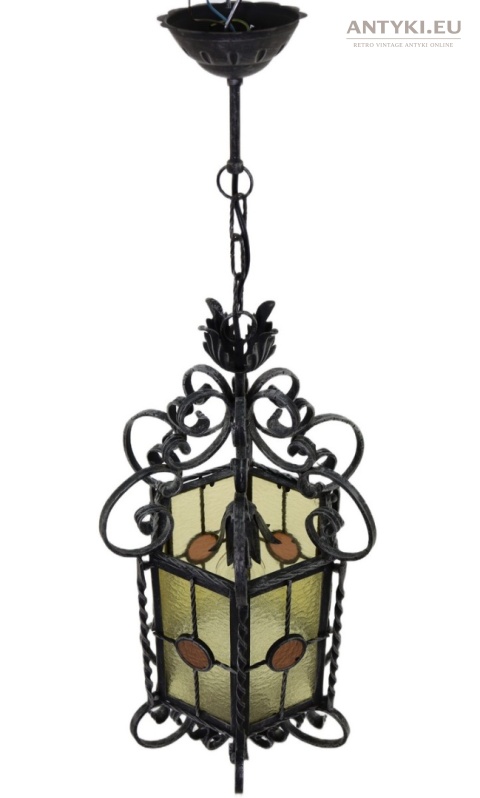vintage lampa zamkowa z ozdobnymi elementami