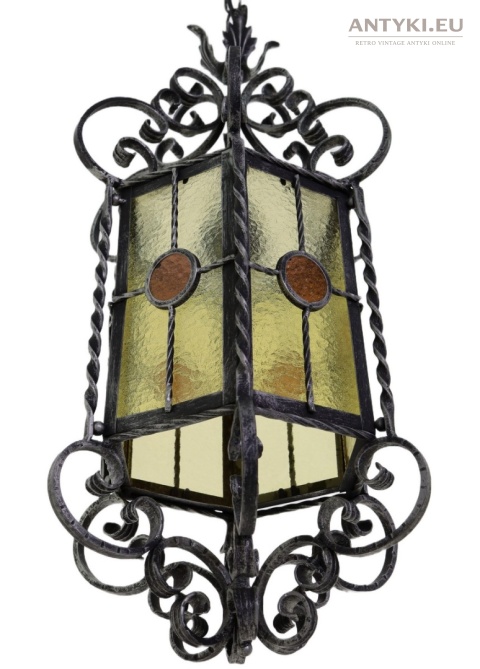 duża lampa wisząca z kutego metalu i szkła