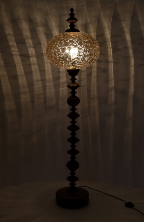 antyczna lampa podłogowa z drewna