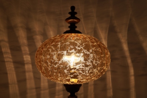 lampa stojąca eklektyczna z kloszem