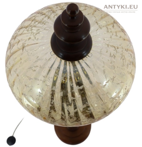 lampa stojąca z opalizującym kloszem