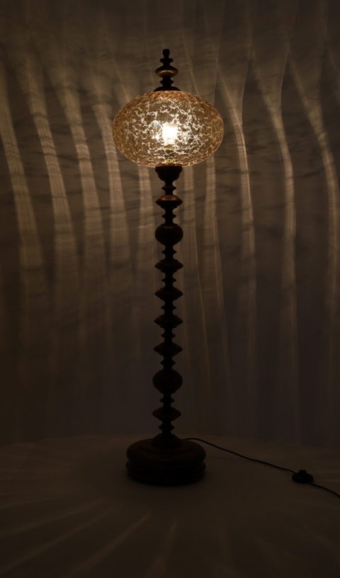 antyczna lampa salonowa drewniana