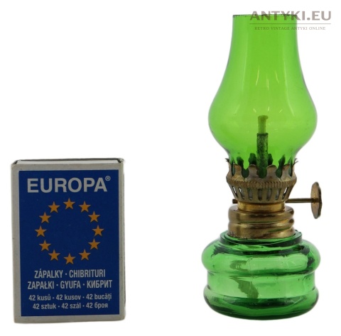 Miniaturowa zielona lampka naftowa szkło Made in Hong Kong – vintage kolekcjonerska