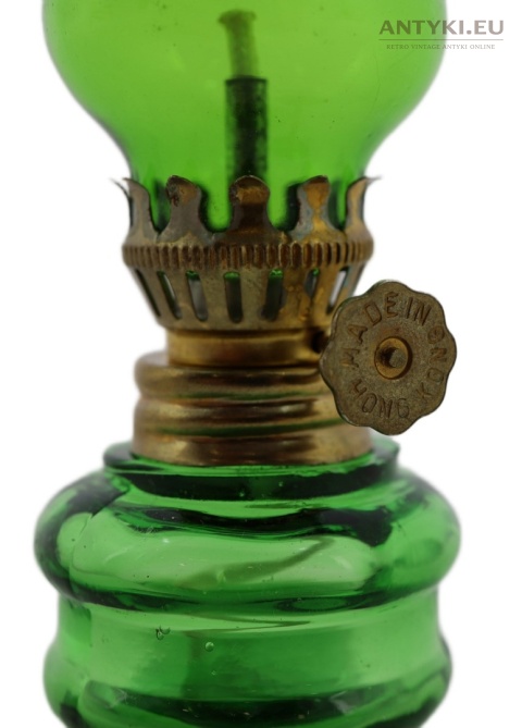 Miniaturowa zielona lampka naftowa szkło Made in Hong Kong – vintage kolekcjonerska