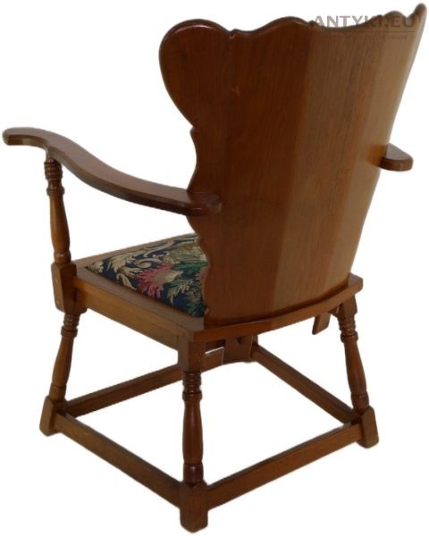 rustykalne antyczne krzesło z podłokietnikami