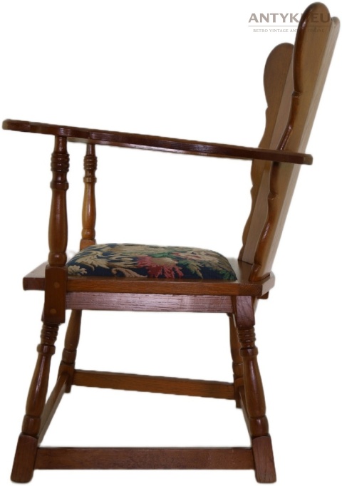 stylowe krzesło retro z rzeźbionym oparciem
