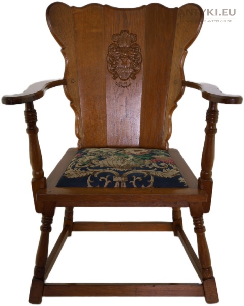 stare krzesło drewniane z herbem