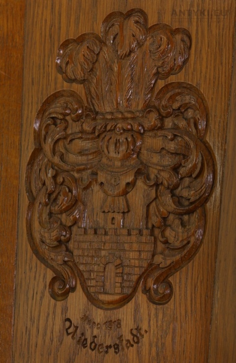 stare krzesło  z herbem