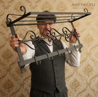 Rustykalny kuty metalowy wieszak w stylu retro cottage core