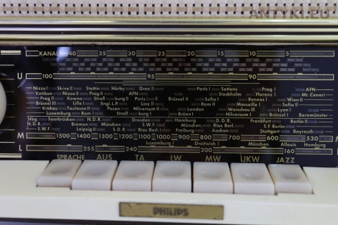 radio vintage z skalą miast