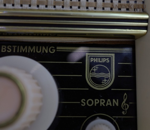 radio vintage z niemieckimi napisami