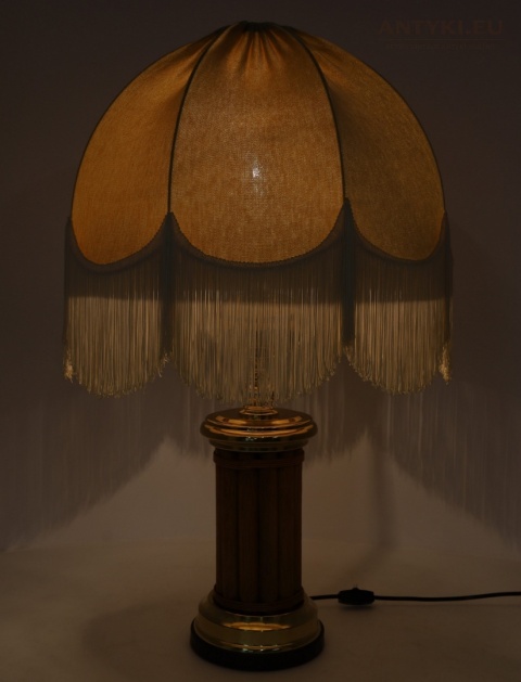 duża lampa retro z abażurem