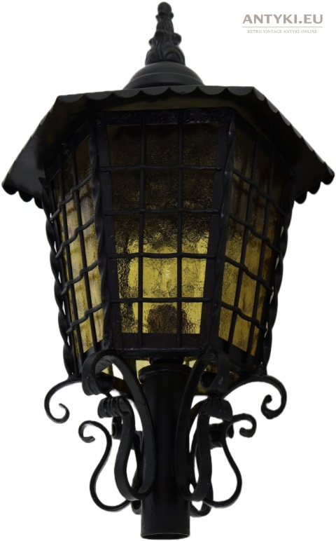 zamkowa lampa ogrodowa z żółtym szkłem