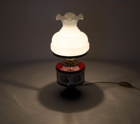 stołowa lampka vintage z mlecznym kloszem