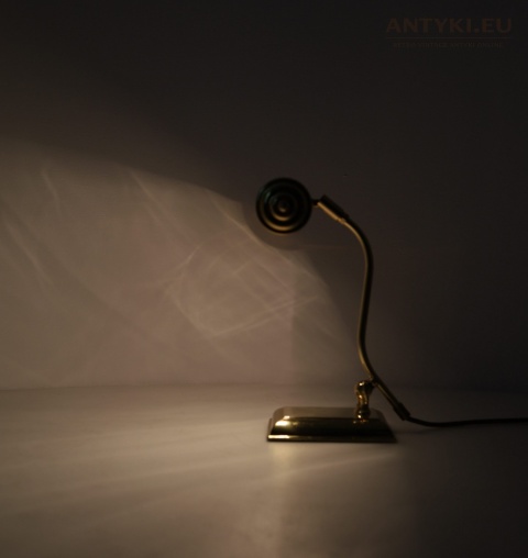 retro lampka bankierska na biurko