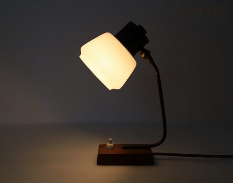 mid century lampka drewniana z mosiężnym ramieniem