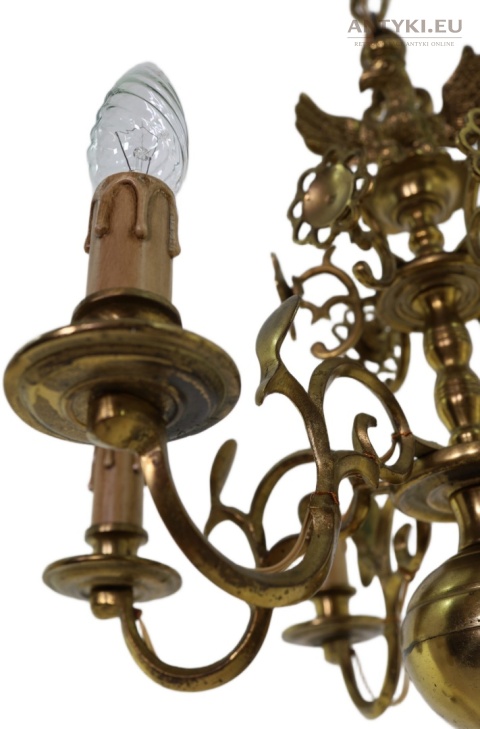 stara lampa wisząca z orłem polskim