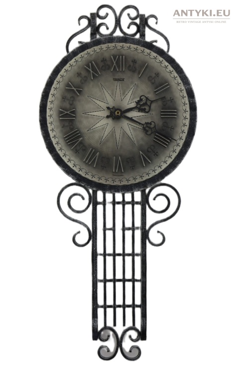 rustykalny zegar metalowy z ornamentami