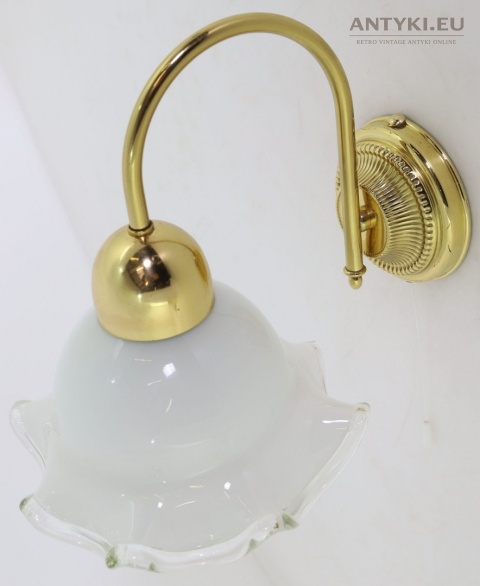retro lampa ścienna z mlecznym kloszem