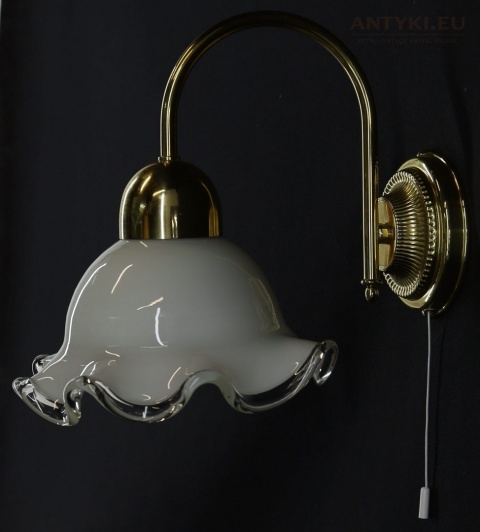 vintage lampa ścienna z mlecznym kloszem
