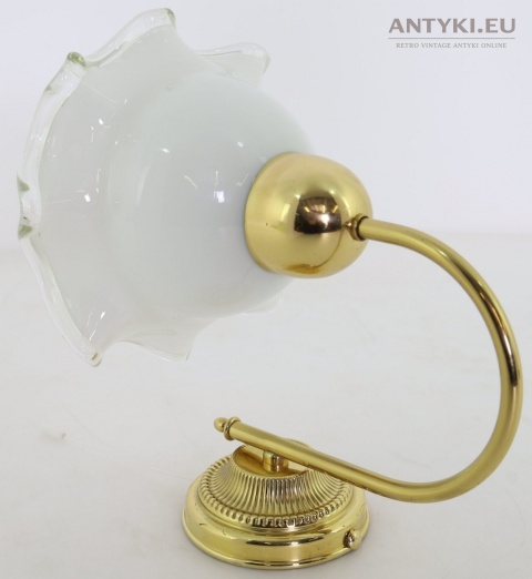 stylowa lampa ścienna z mlecznym kloszem