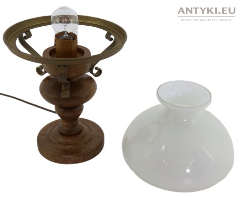 klasyczna lampa drewniana z kloszem