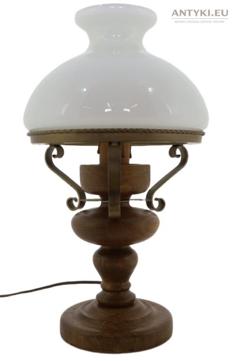 stołowa lampa z dębową podstawą