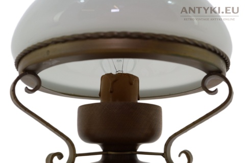 lampa drewniana z metalowymi ramionami