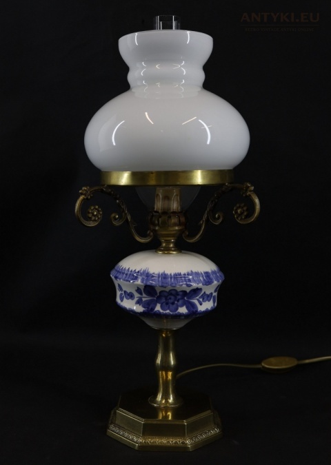 stołowa lampa retro z mlecznym kloszem