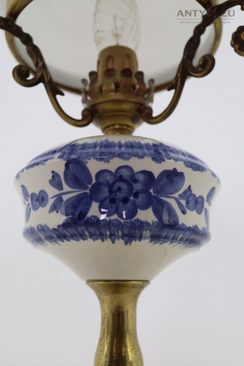 lampa vintage z kwiatowym dekorem delf