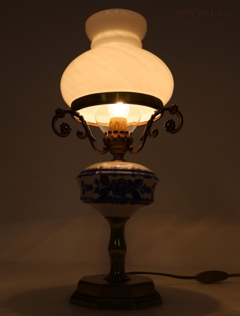 elektryczna lampa przypominająca naftową antyczna