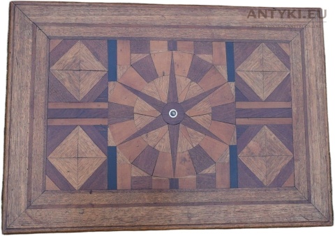 antyczny stolik z geometryczną intarsją