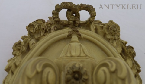 kinkiet gipsowy Louis XVI z kwiatowym ornamentem