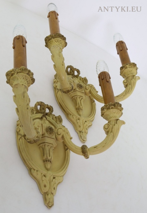 kinkiet gipsowy Louis XVI z kwiatowym ornamentem