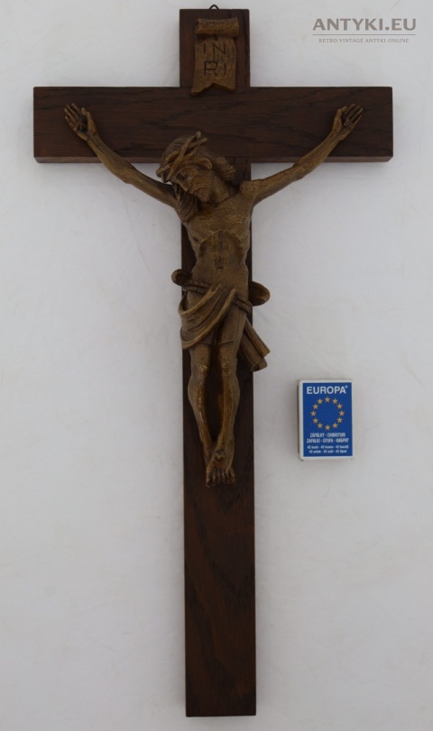 antyczny drewniany krzyż z dużą figurą Jezusa