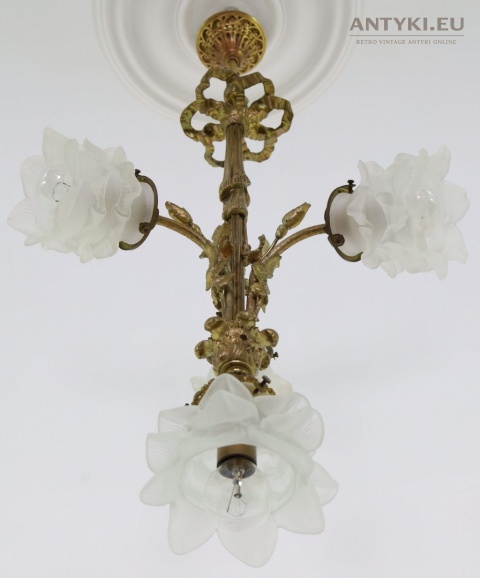 mosiężna lampa wisząca z motywami kwiatowymi