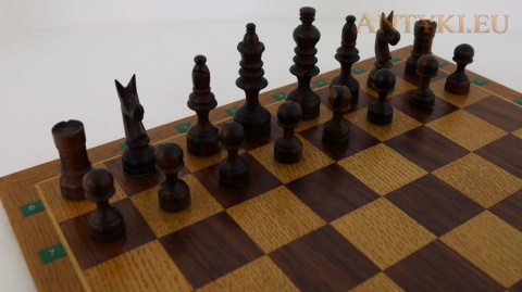 drewniane figurki szachowe
