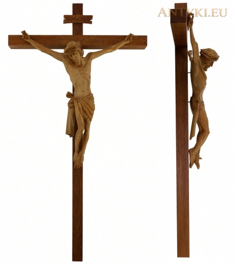 duży drewniany krzyż ścienny 65 cm z rzeźbionym Jezusem – widok z przodu i z boku