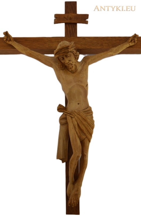 ręcznie rzeźbiona figura Jezusa na dużym drewnianym krzyżu z napisem INRI